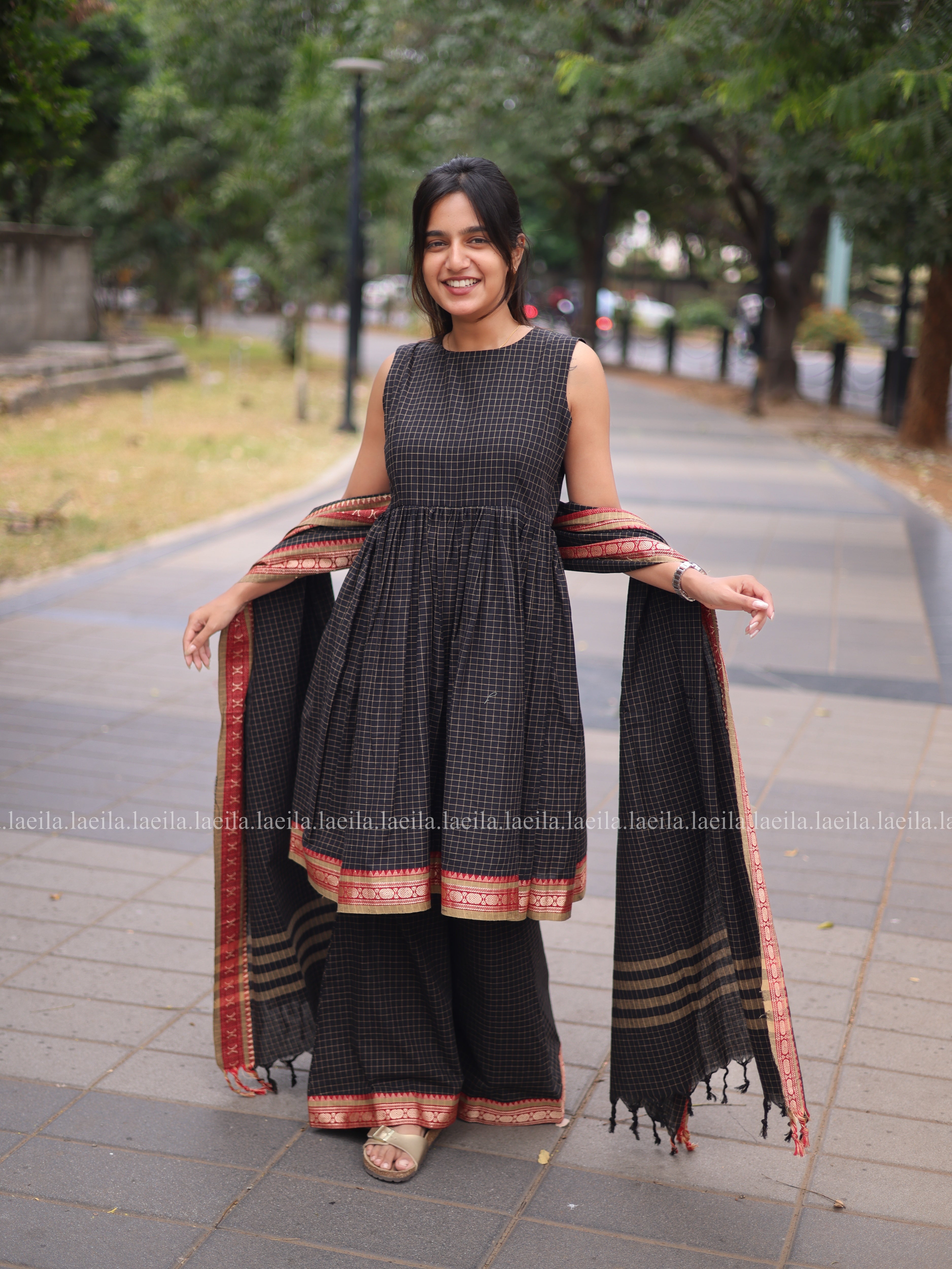 Black checked red border kadhambari set