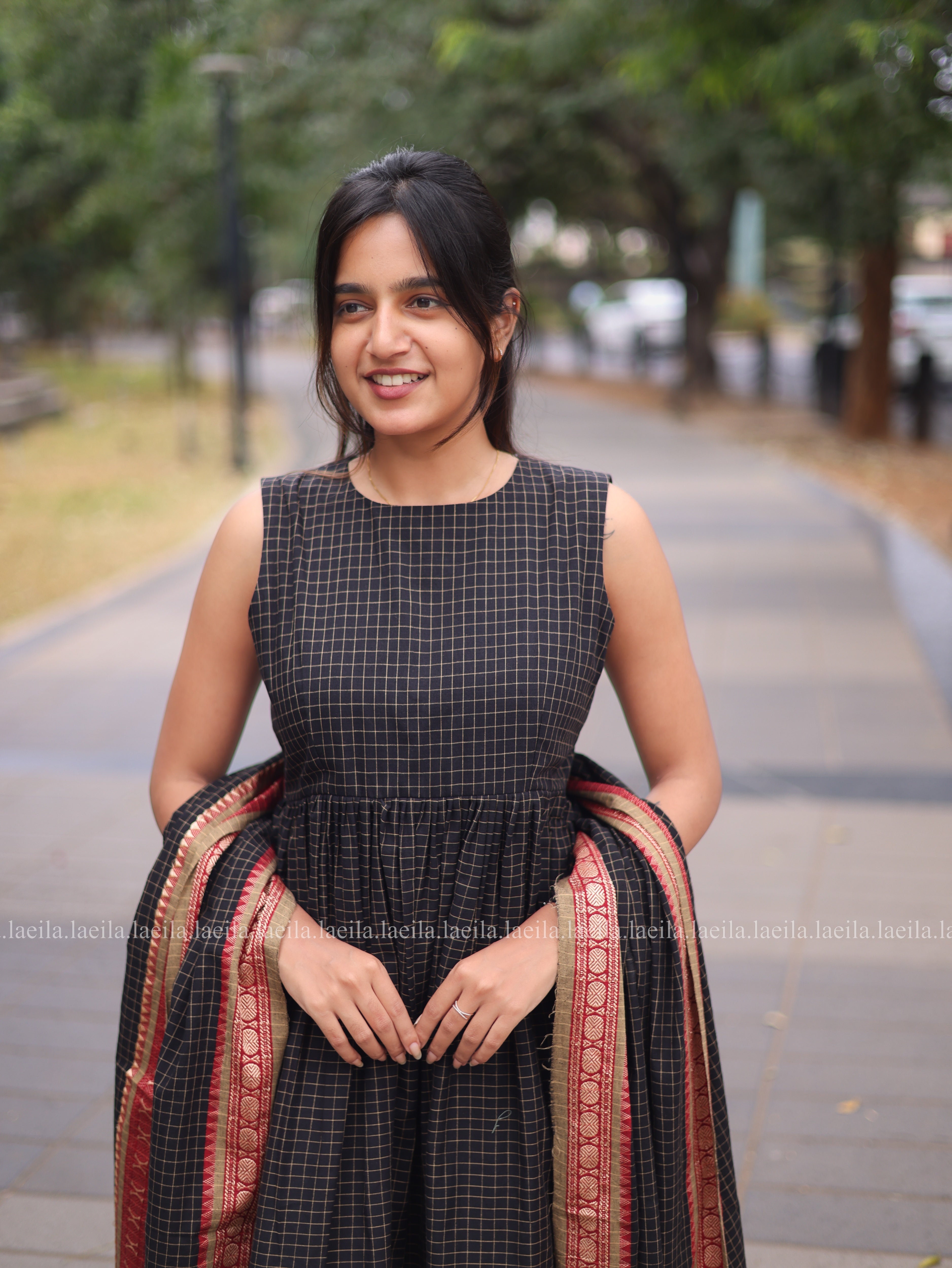 Black checked red border kadhambari set