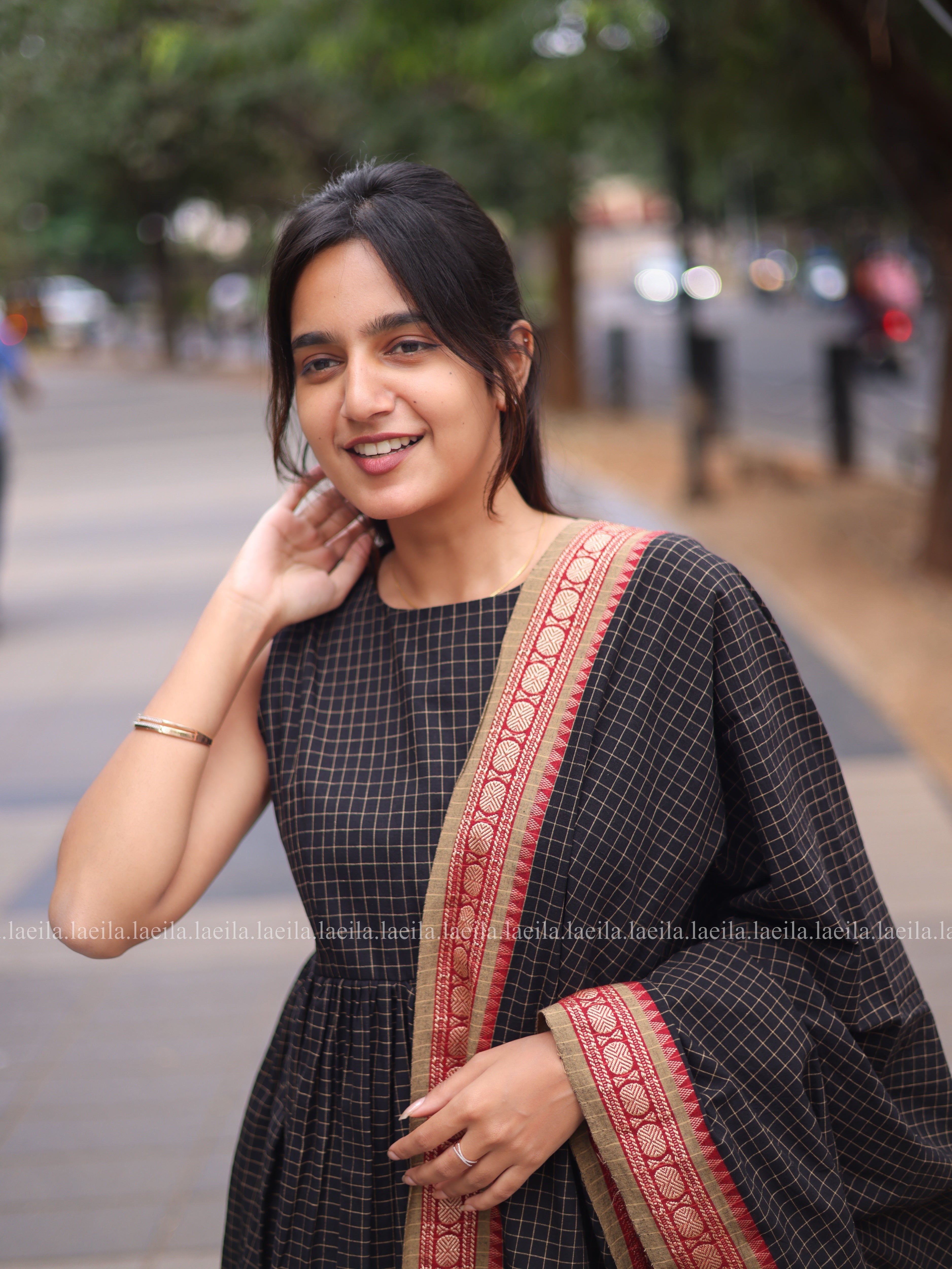 Black checked red border kadhambari set