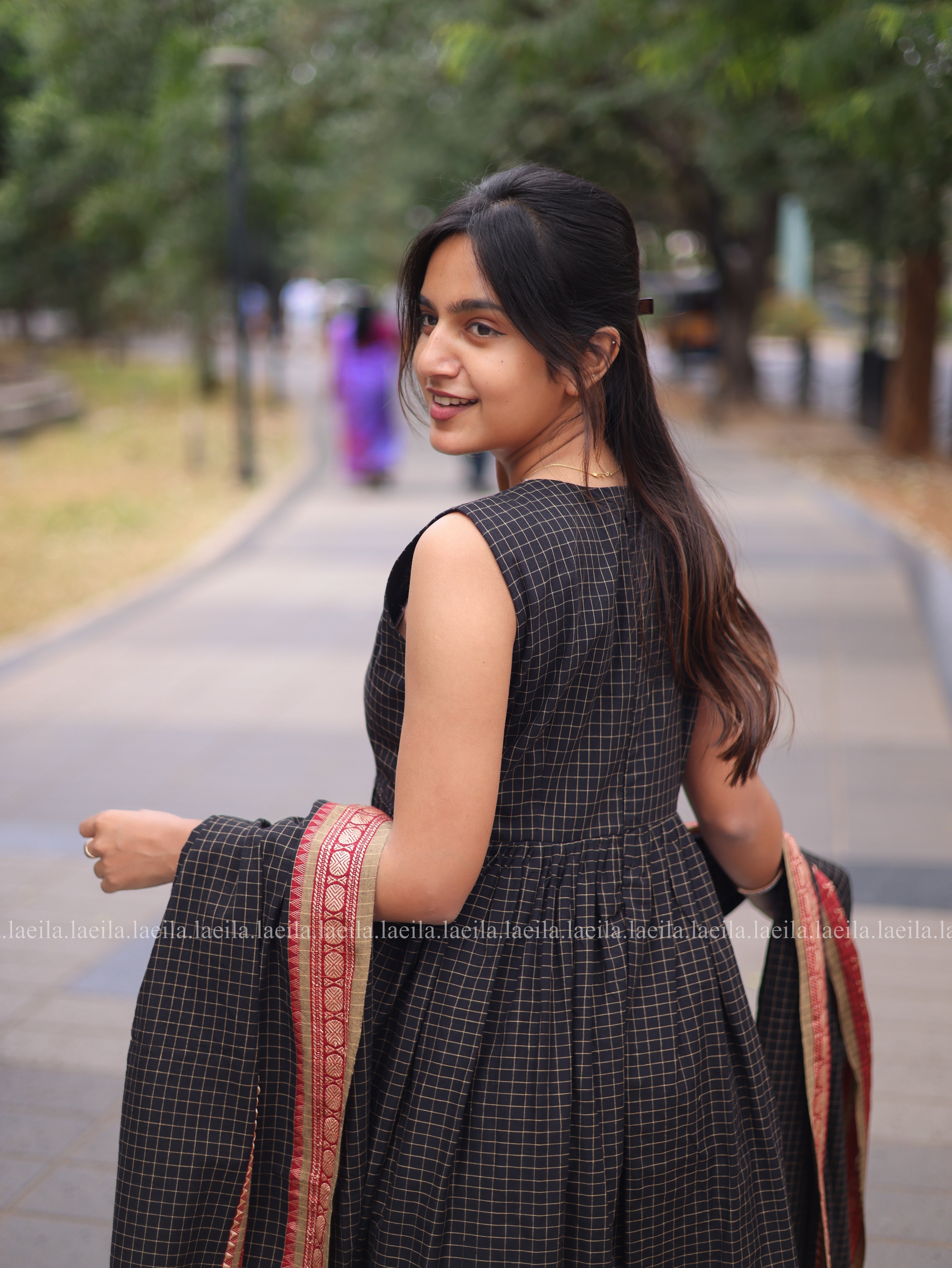 Black checked red border kadhambari set