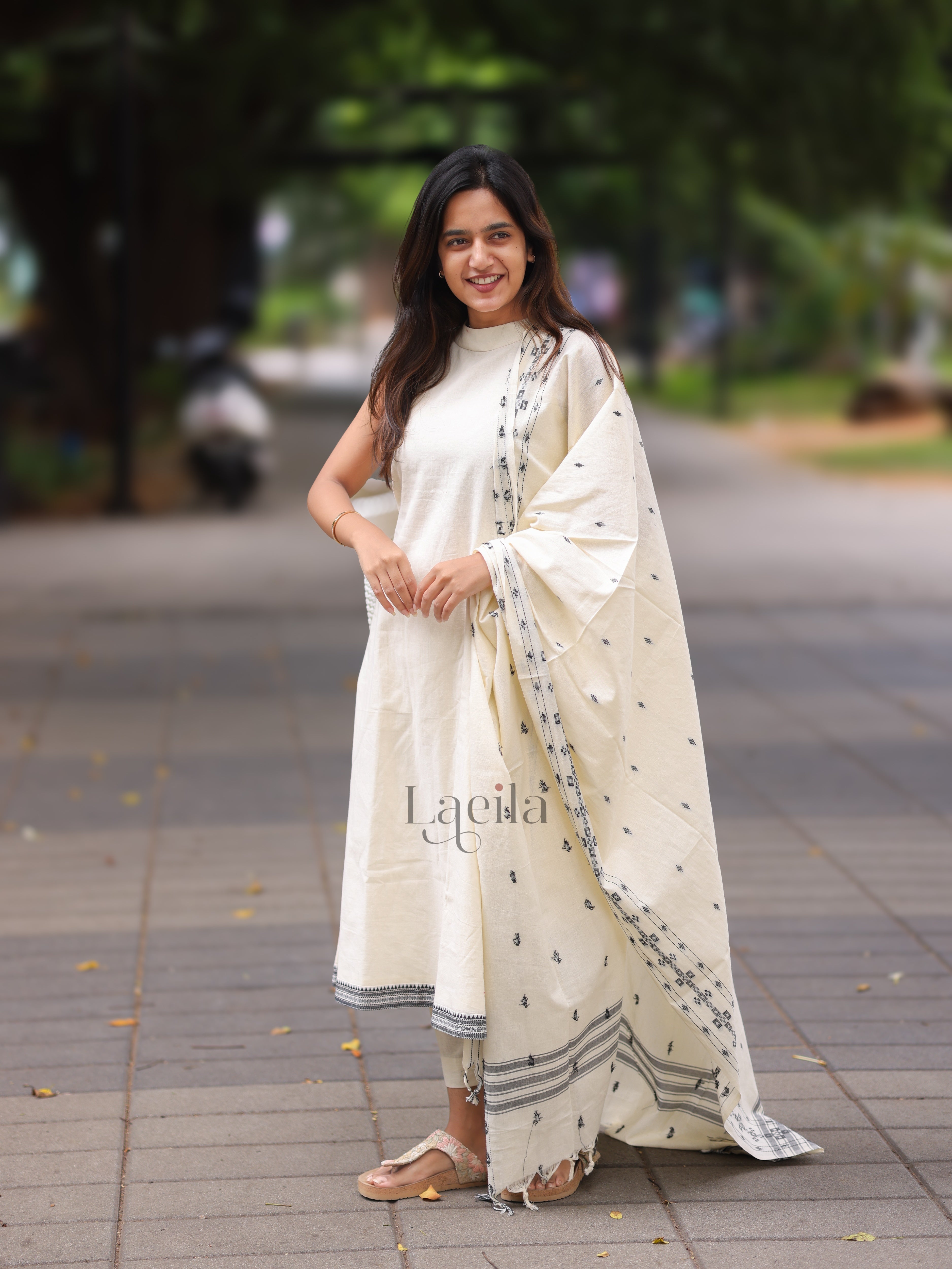 White Handloom Cotton Kadhambari Set (Pant / Bottom Only)