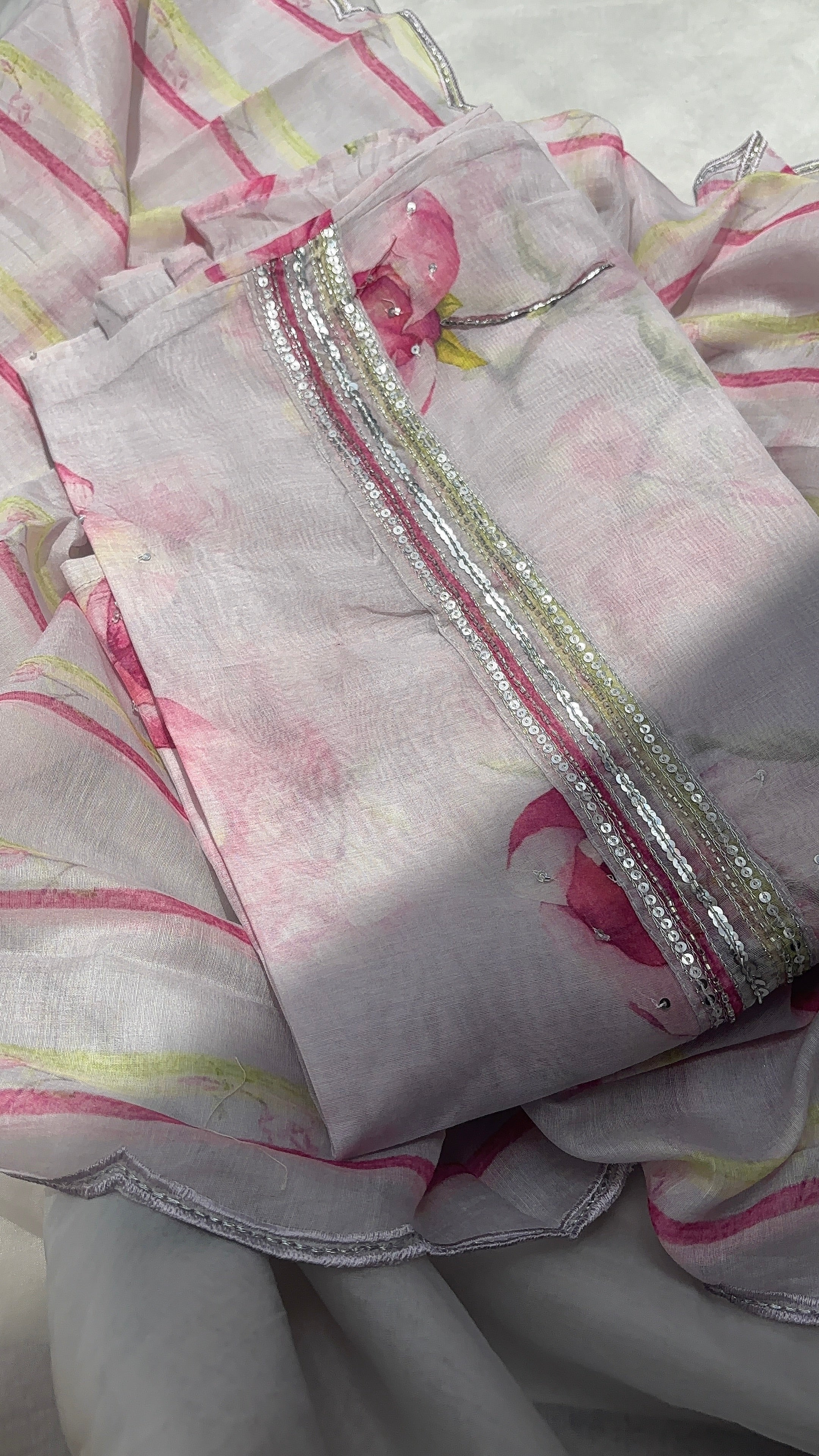 Lavender organza salwar Paired with a scallop-edged organza dupatta and shantoon pants.