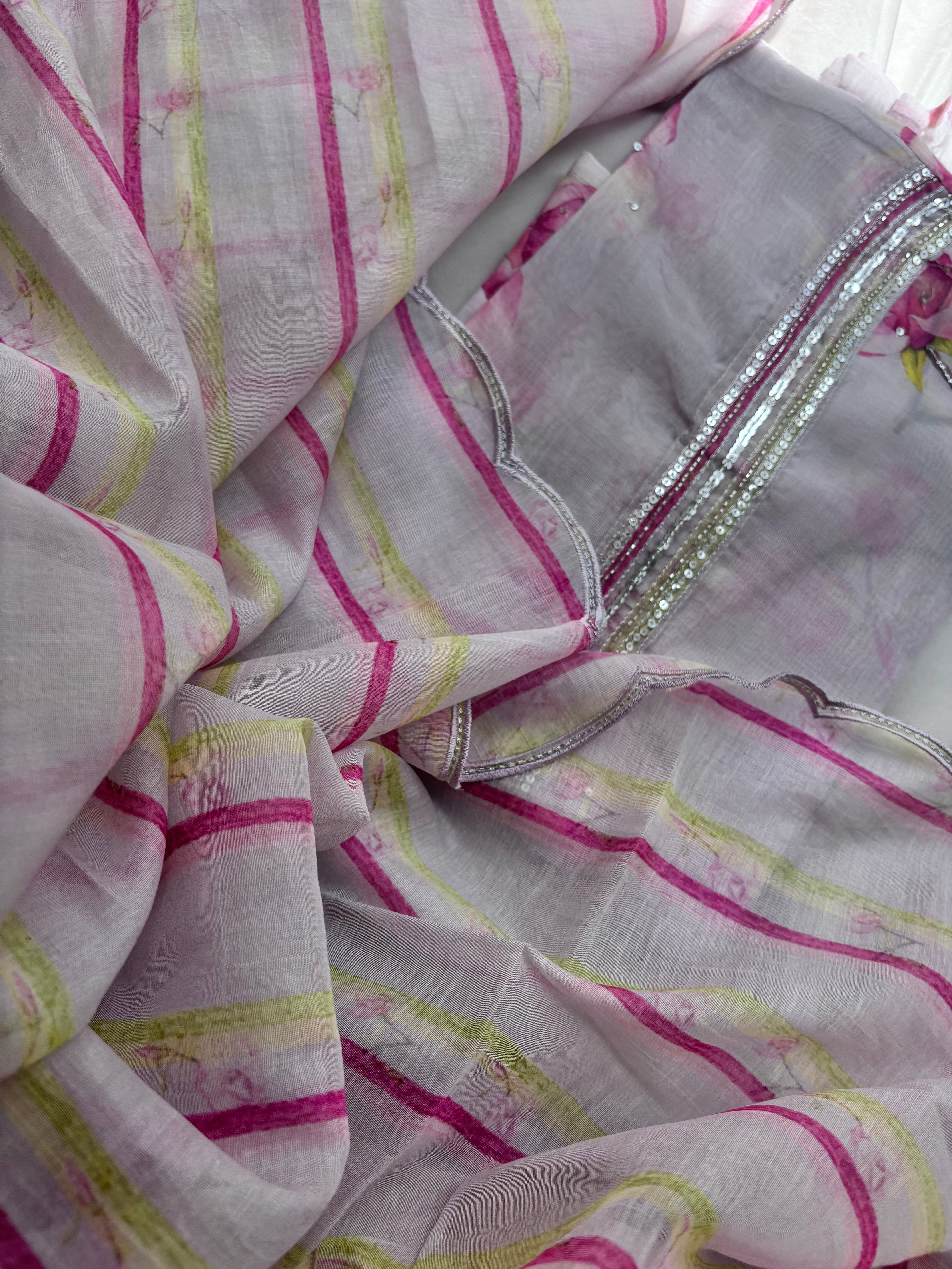 Lavender organza salwar Paired with a scallop-edged organza dupatta and shantoon pants.