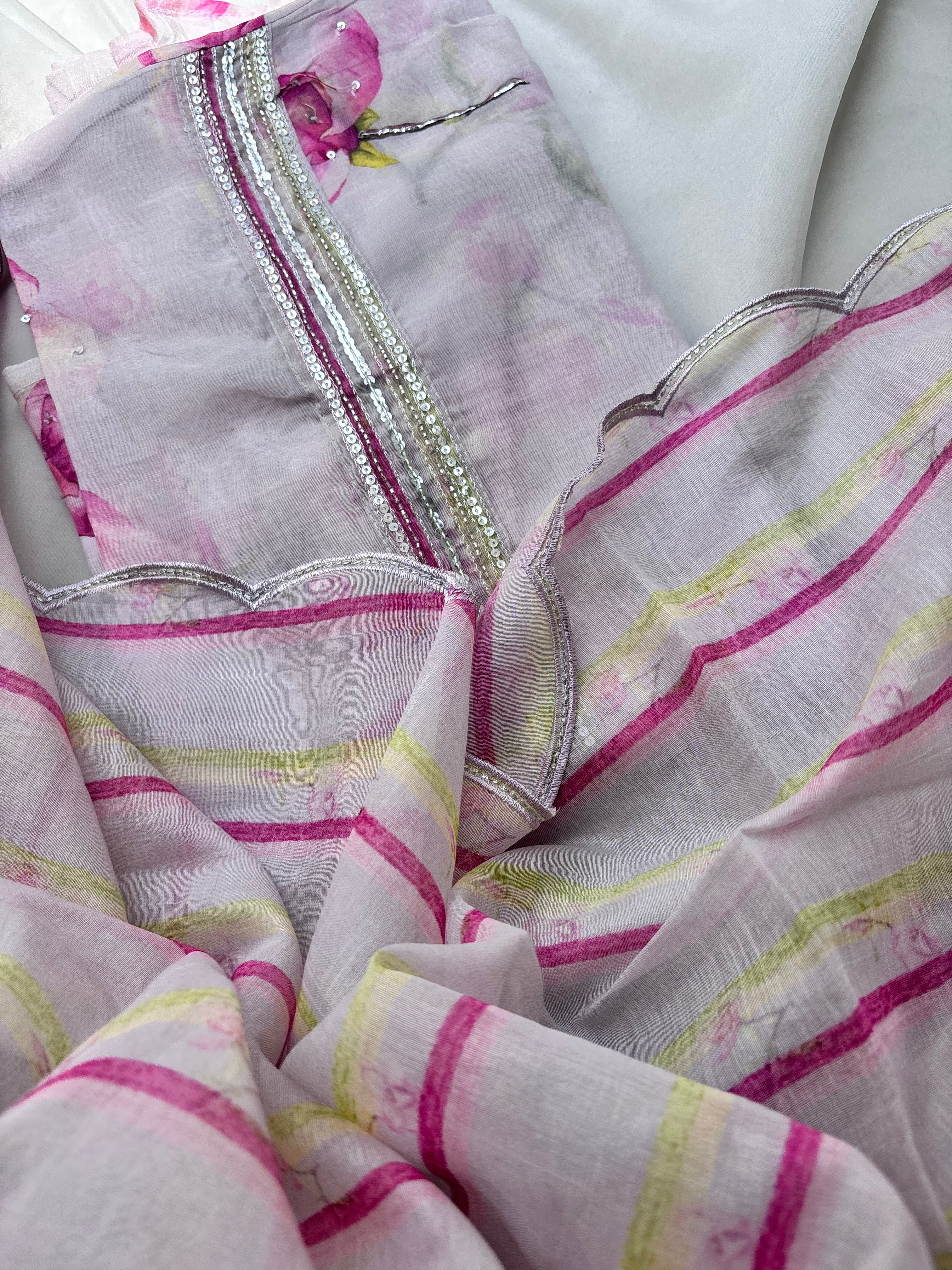 Lavender organza salwar Paired with a scallop-edged organza dupatta and shantoon pants.